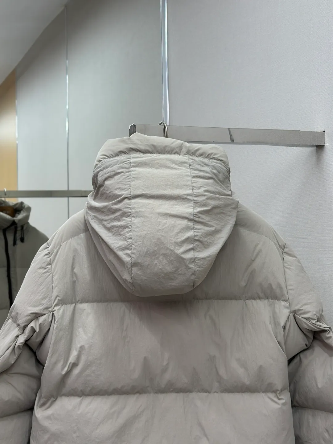 P1010 Canada Goose Black Label Badge Hooded Down Jacket (khaki) The high-quality filling is made of 90 national standard high-quality white duck down, selected high-loft velvet, weighing 240g, light and warm, with excellent temperature locking performance and good resilience. The fabric is woven with 400T high-count yarn. After special water-repellent treatment, the surface forms a lotus leaf effect - raindrops will slide down like beads, and snow particles will fall off when touched. The tear resistance reaches 200N (approximately 20kg load-bearing), the light gray matte texture breaks the stereotype of "outdoor clothing = hardcore", and the soft luster presents a high-end matte effect under urban neon lights, seamlessly switching scenes from ski resorts to CBD office buildings. The ribbon is woven with polyester as the base, and the brand letters are decorated on the ribbon through high-precision computer embroidery. The edges of the pattern are clear, the stitches are fine and even, and multiple layers of embroidery thread are stacked to enhance the three-dimensional effect. Precision thread reinforcement prevents linting and ensures the fluffy and resilient elasticity lasts as new. The embedded cuffs are three-dimensionally woven to form a "wavy" elastic structure, which forms natural folds when fitting the wrist, increasing the contact area with the skin, thus improving the windproof effect. At the same time, micro-velvet treatment is added to the inside of the cuffs, which feels like a second layer of skin and avoids friction on the skin from metal zippers or hard fabrics. Size:S-M-L-XL